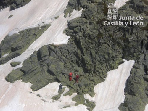 Imagen del rescate a un montañero en Gredos