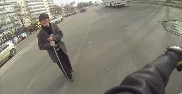 El motorista hace de escudo para ayudar al anciano