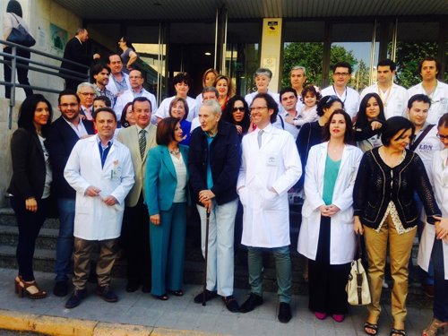 Consejera, María José Sánchez, con un paciente intervenido y su familia