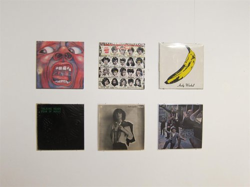 Exposición de portadas de vinilos en Pamplona.