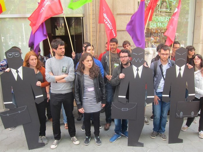 E.Urtasun y L.Hernández con militantes de las juvendudes de ICV e EUiA