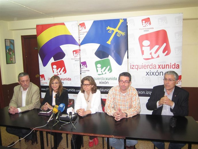 Paloma López, en el centro, con otros miembros de IU. 