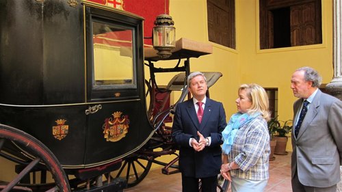 Serrat junto al carruaje que usó Alfonso XII para su boda