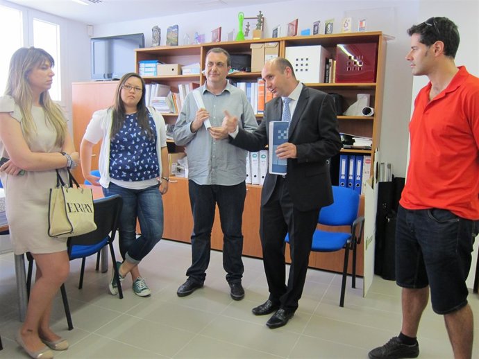 Conejo visita las instalaciones de la asociación Arrabal