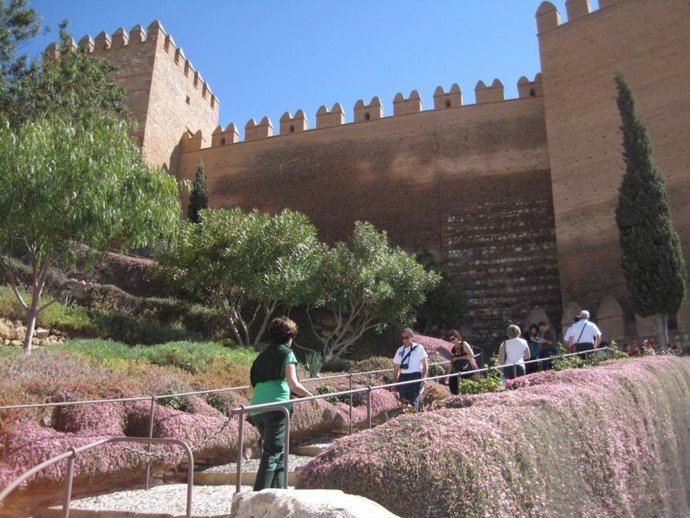 Visitantes acceden al conjunto monumental de La Alcazaba por la nueva rampa