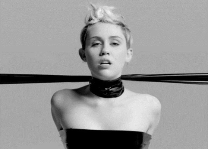 Miley Cyrus semidesnuda, entre cintas de látex y muy extravagante videoarte