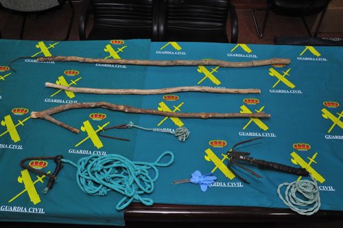 Arma blanca, ganzúas, anclas o palos que portaban los inmigrantes