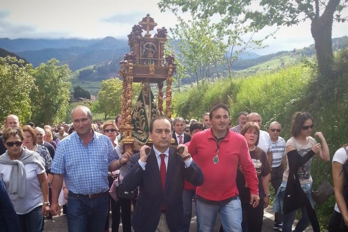 Serna participa en la procesión de La Santuca