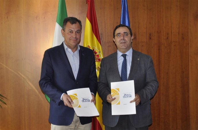 El alcalde de Tomares, José Luis Sanz, y el rector de la UPO, Vicente Guzmán