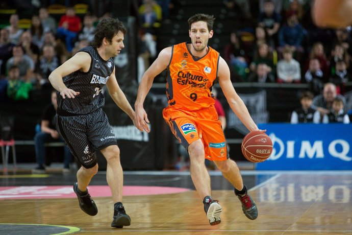 Raul López y Sam van Rossom en el Bilbao Basket - Valencia Basket