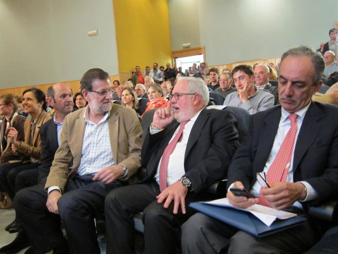 Mariano Rajoy en un mitin con Arias Cañete en Lalín