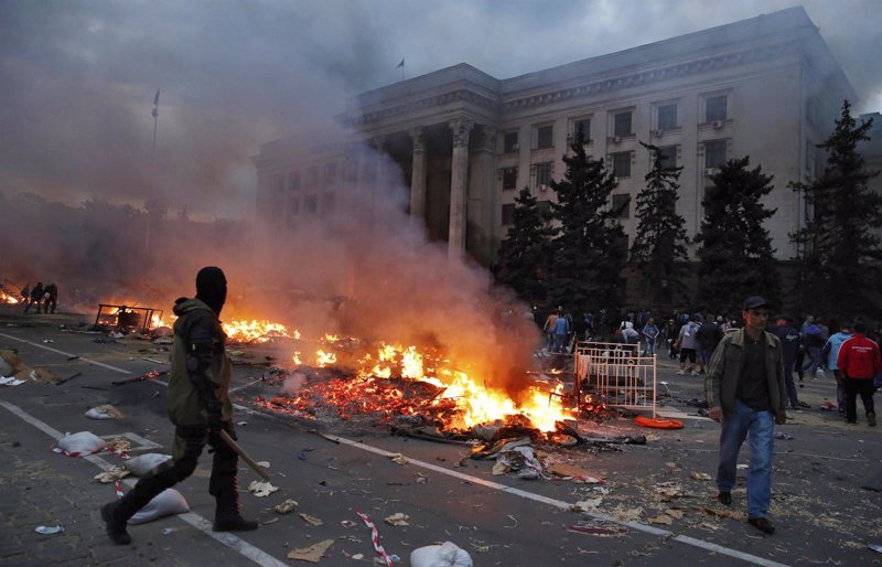 Foto: Moscú acusa a Ucrania de provocar directamente el incendio de Odesa (STRINGER . / REUTERS)