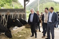 Cañete dice que el PP defiende al sector primario mientras otros son "un melón por catar"