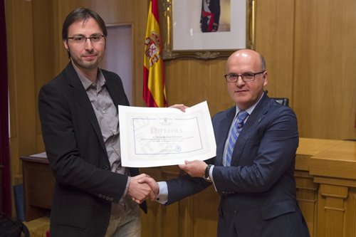 David Reinero recibe el premio 'Xosé Aurelio Carracedo' de manos de Baltar