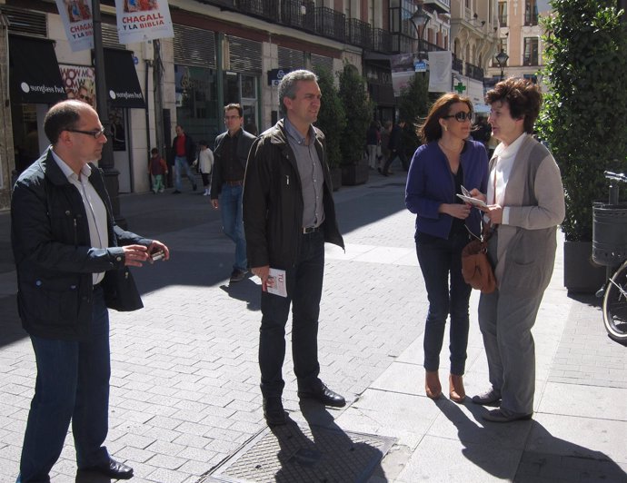 Soraya Rodríguez y Javier Izquierdo (centro) conversan con una simpatizante