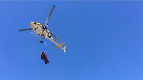 La mujer, siendo trasladada en helicóptero