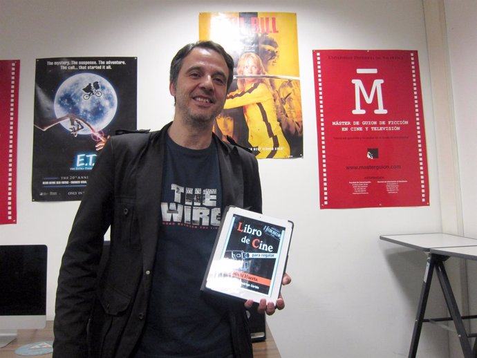 El escritor y profesor de la UPSA Michi Huerta con su nuevo libro