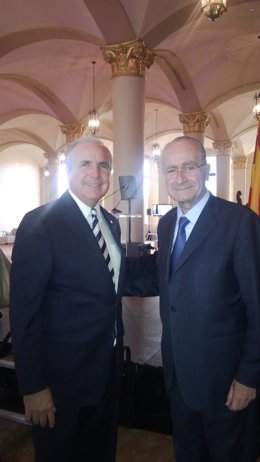 De la Torre con el alcalde del condado de Miami-Dade, Carlos Gimenez, en cumbre 