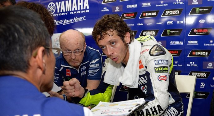 Valentino Rossi habla con su equipo en los tests de Sepang