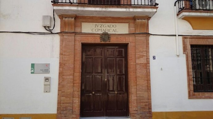 Puerta de los juzgados de Marchena 