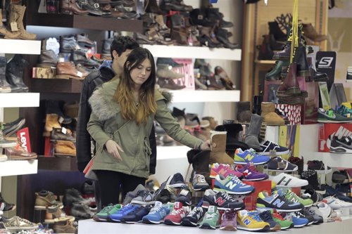 Gente de compras en Madrid -bolsas - zapatería - ropa - complementos