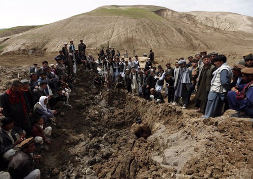 Vecinos de Badakshan, tras el corrimiento de tierra. Afganistán