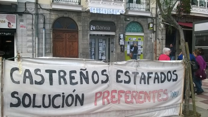 Protesta preferentes ante Bankia en Castro Urdiales