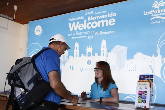 Turista informándose sobre Las Palmas de Gran Canaria