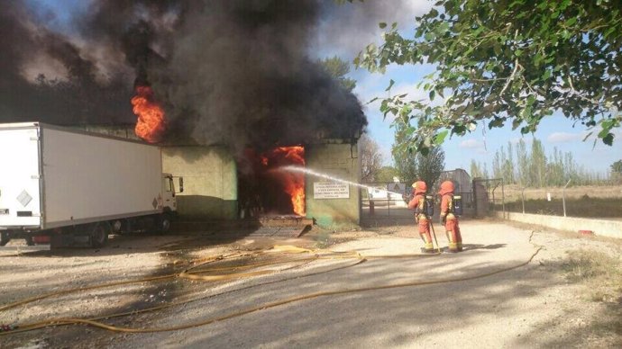 Bomberos trabajan en la extinción de un incendio en una pirotecnia