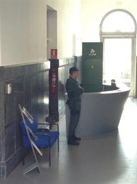 Trabajadores y responsables de Adif están presentes en el registro en la Sagrera