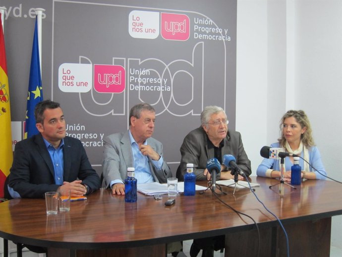 Sosa, en el centro, junto a otros miembros de UPyD en la rueda de prensa