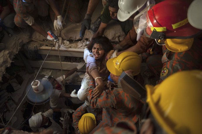 El derrumbe de un edificio en Bangladesh deja cientos de muertos