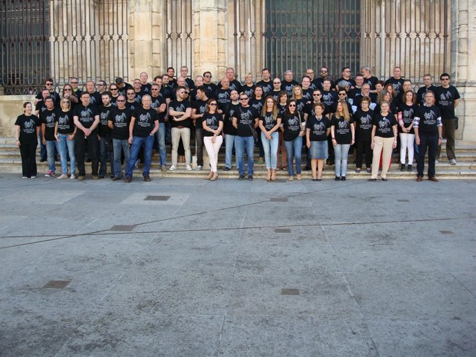 Trabajadores del Patronato de Cultura ante la Catedral en apoyo a su candidatura