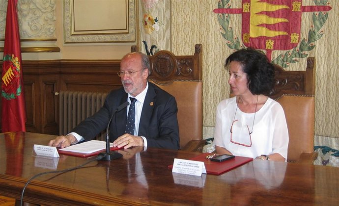 El alcalde de Valladolid, junto a la concejal Mercedes Cantalapiedra