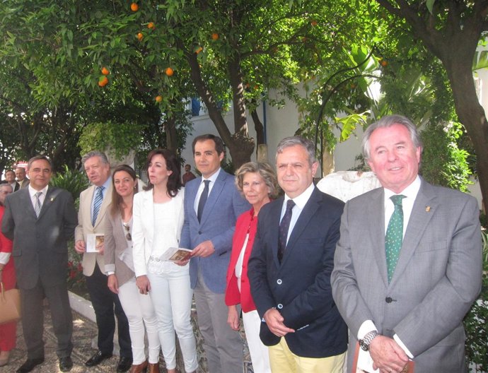 Representantes institucionales en el patio-jardín de la Casa Romero de Torres 