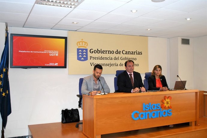 Viceconsejero de Turismo del Gobierno de Canarias, Ricardo Fernández (centro)