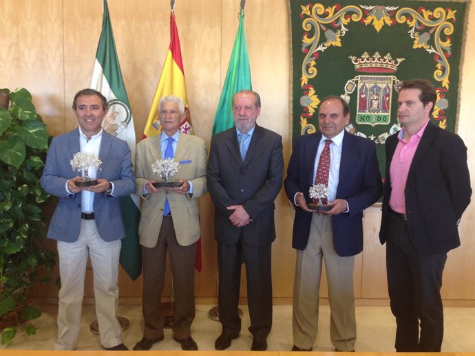 El presidente de la Diputación de Sevilla, junto a los premiados
