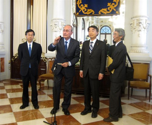 El alcalde de Málaga De la Torre y ministro Reconstrucción Japón Nemoto