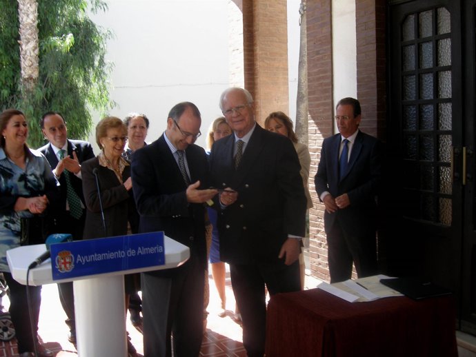 El alcalde recibe las llaves de la Casa Vasca