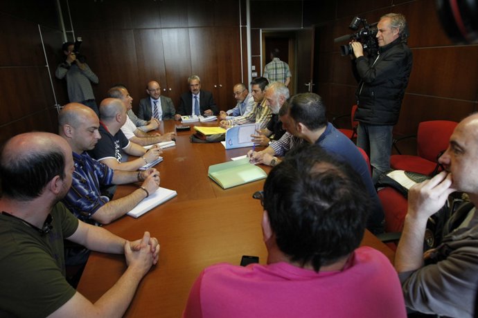 Graciano Torre con trabajadores de Tenneco
