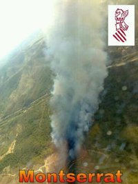 Desalojan de forma preventiva a 12 personas de sus chalets por el fuego de Monserrat