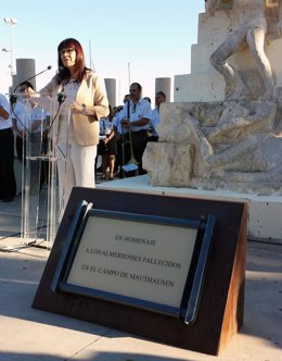 Micaela Navarro en un homenaje a las víctimas almerienses en Mauthausen