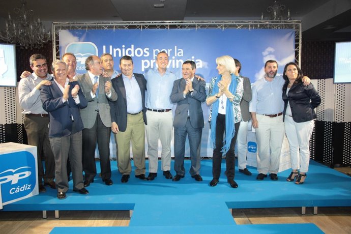 Martínez, en el centro, a la conclusión del acto