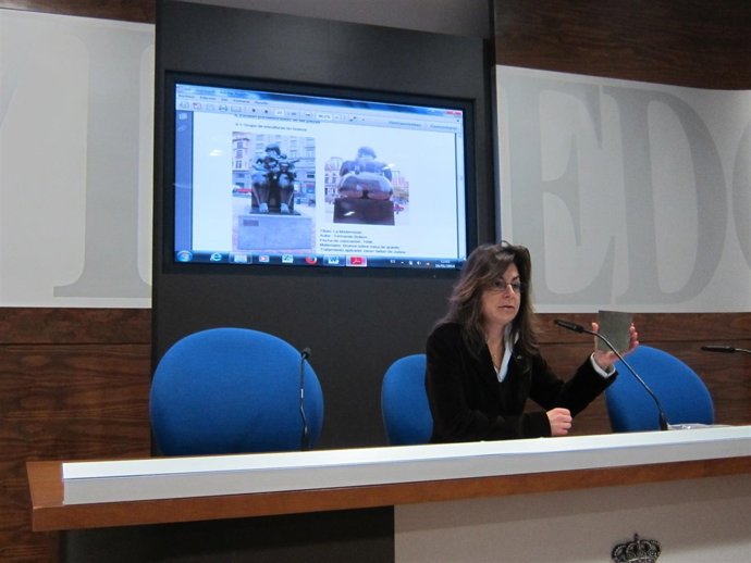Belén Arganza muestra el material de una de las esculturas de Oviedo