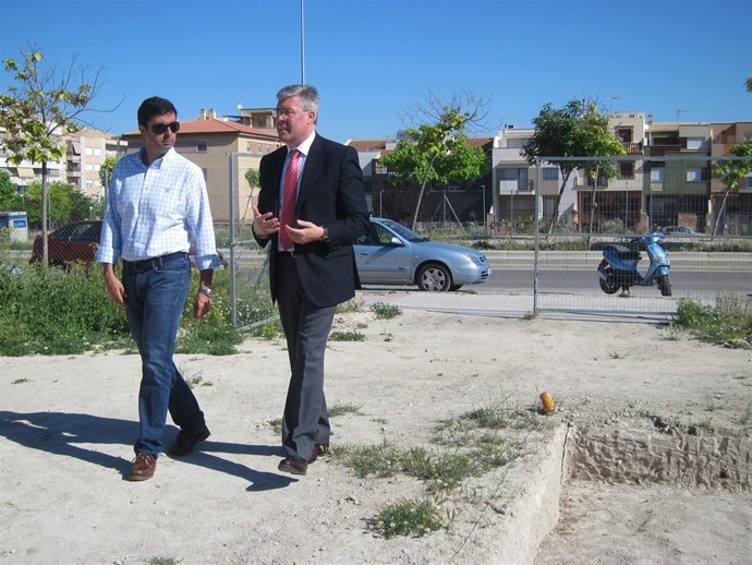 José Enrique Fernández de Moya, a la derecha, antes de atender a la prensa.