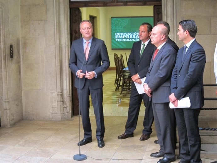 Fabra en el Palau de la Generalitat con empresarios
