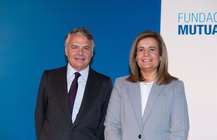 La ministra de Empleo, Fátima Báñez, y el presidente de Mutua Madrileña