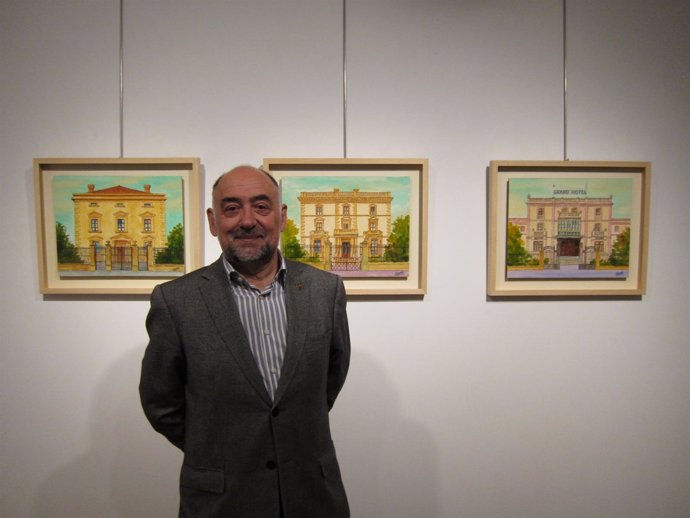 El pintor Taquio Uzqueda junto a su exposición