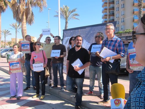 Miembros de la Plataforma 'Desmontando El Algarrobico', en rueda de prensa