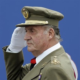 rey juan carlos uniforme militar saludo perfil